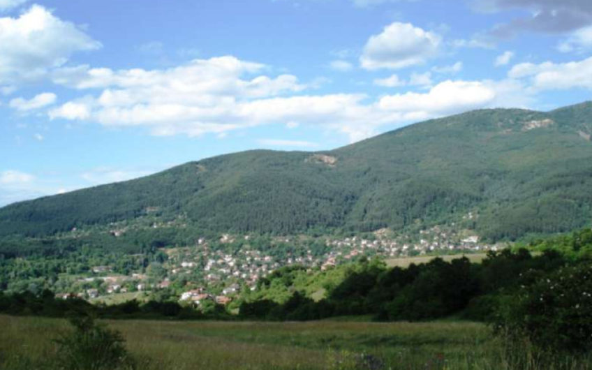 Продава ПАРЦЕЛ 9060m2  за комплекс – вилно селище с.Рударци 16 км от София.